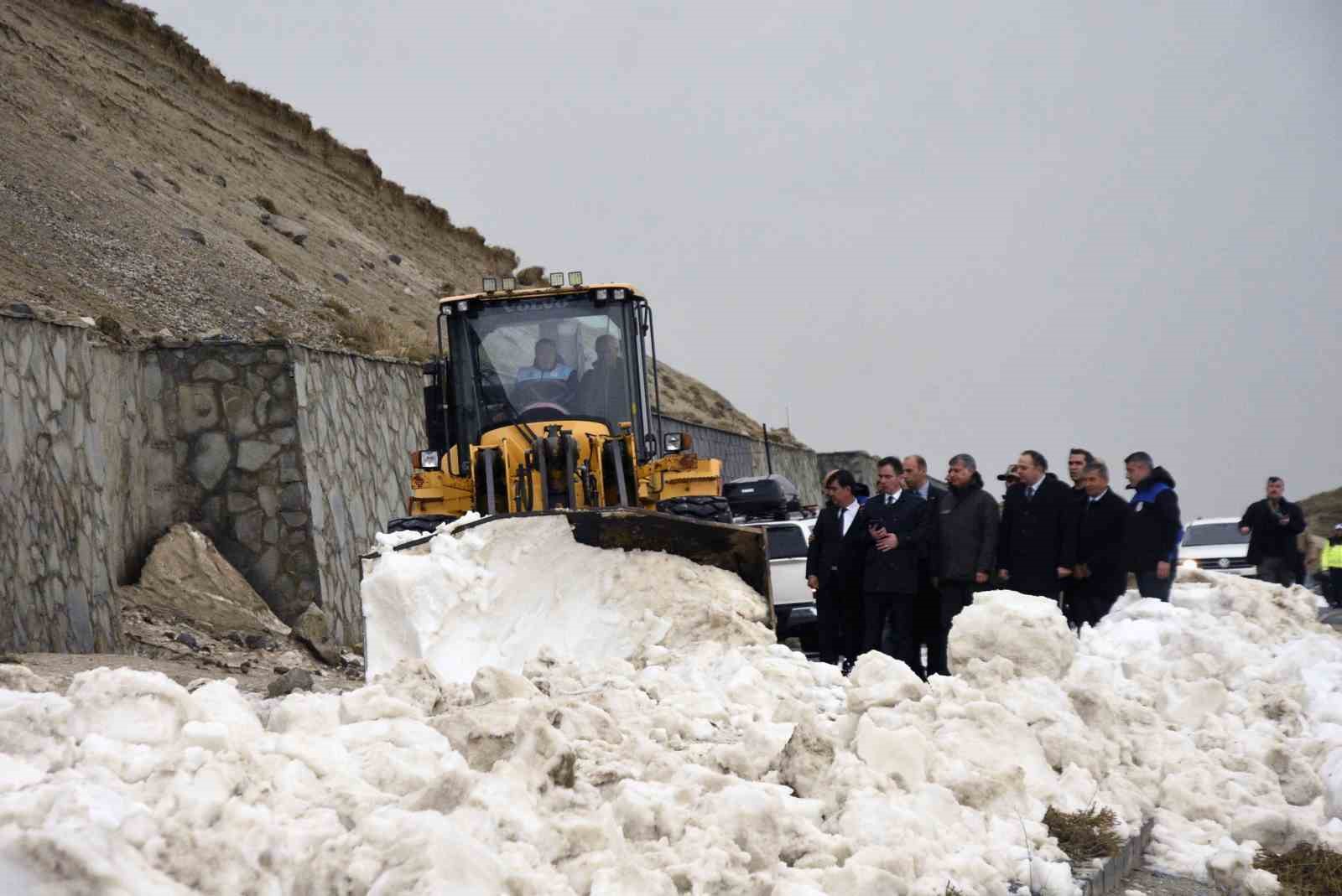 Dünyanın ikinci büyük krater gölünde turizm sezonu açıldı
