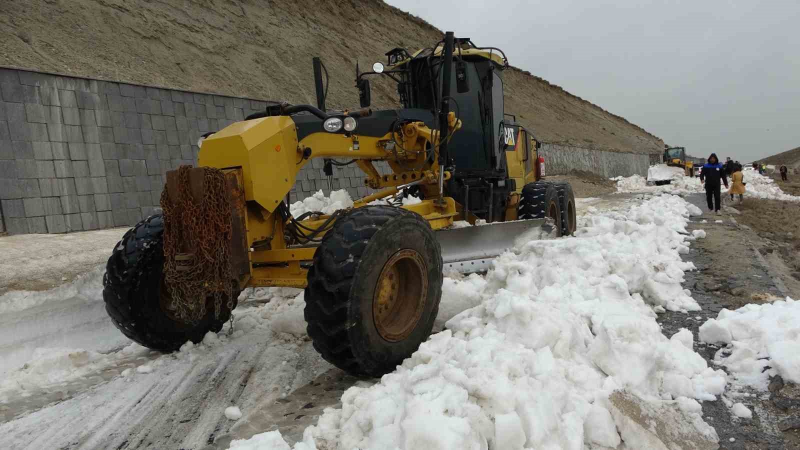 Dünyanın ikinci büyük krater gölünde turizm sezonu açıldı