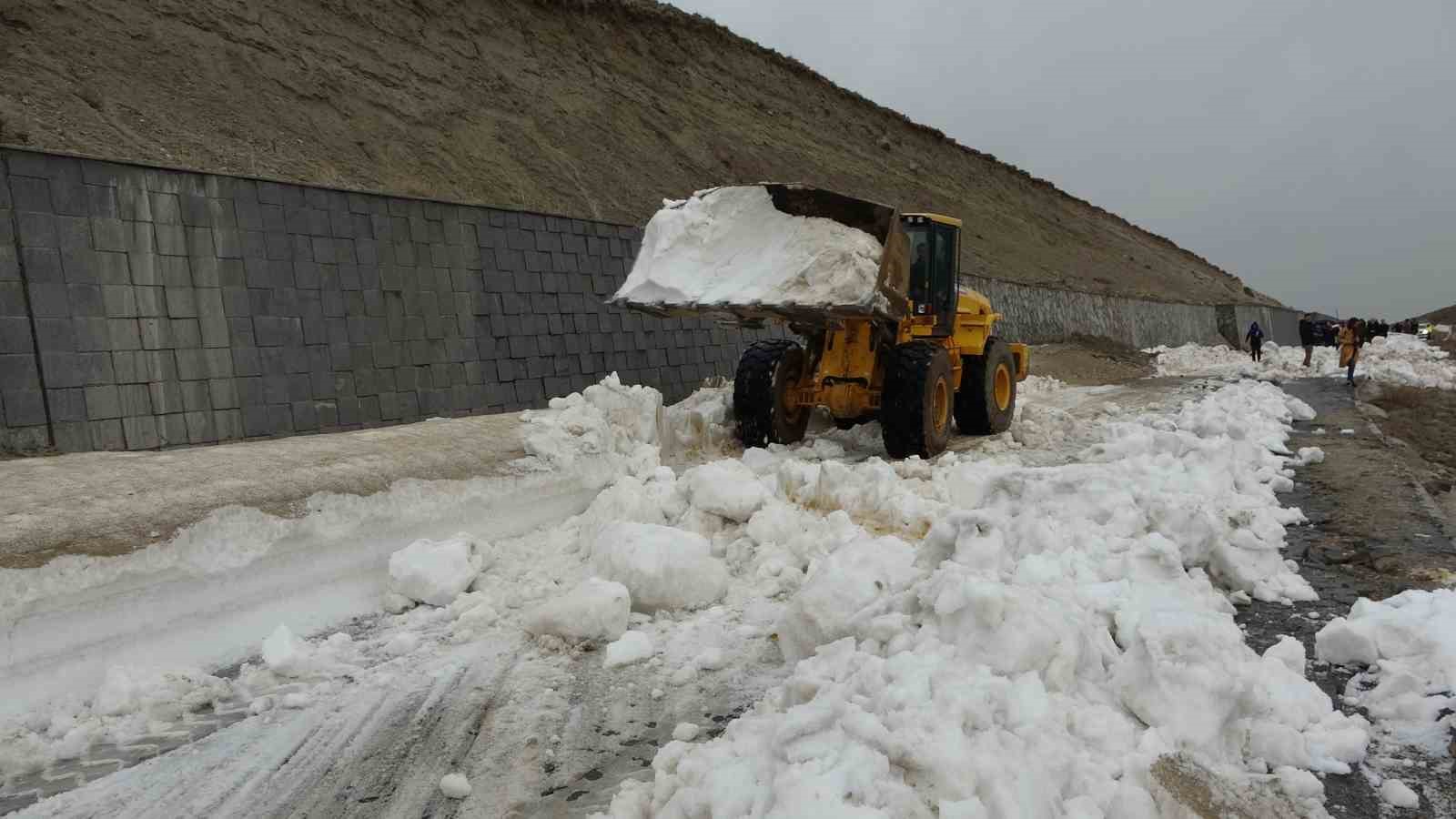 Dünyanın ikinci büyük krater gölünde turizm sezonu açıldı
