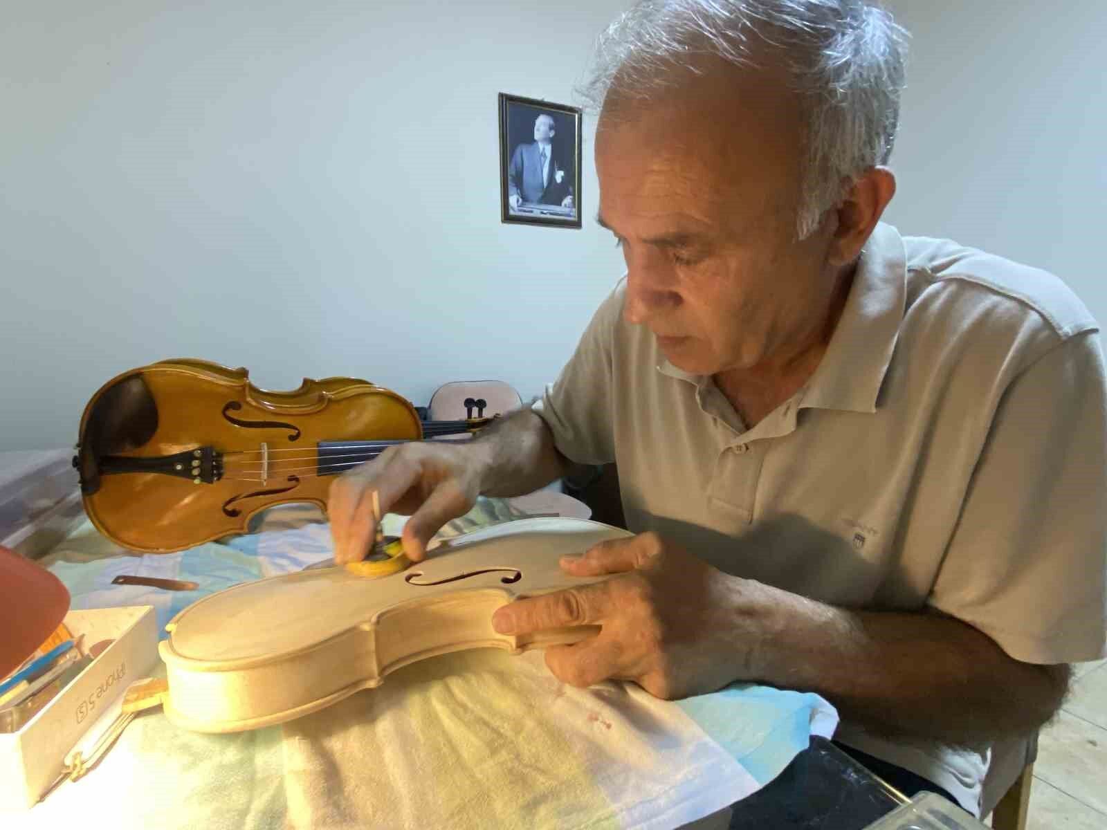 Annesinin altınlarını bozdurup aldığı keman, emekliliğinde mesleği oldu