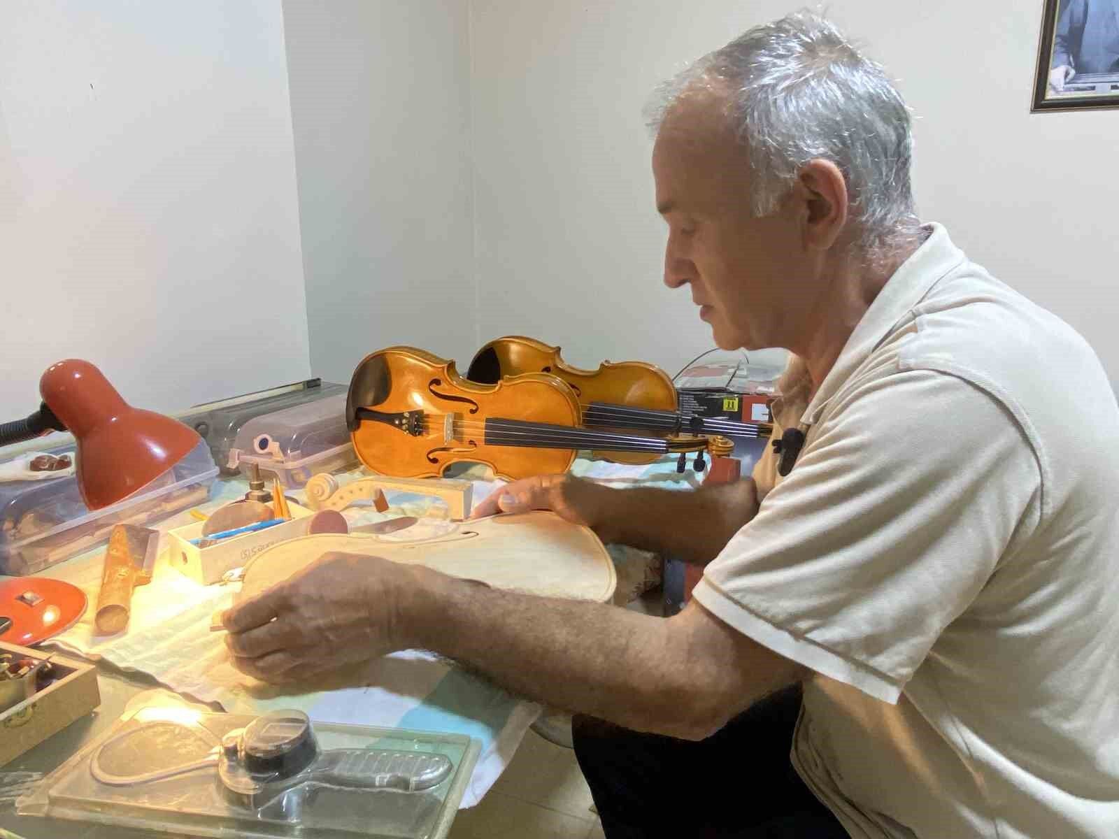 Annesinin altınlarını bozdurup aldığı keman, emekliliğinde mesleği oldu