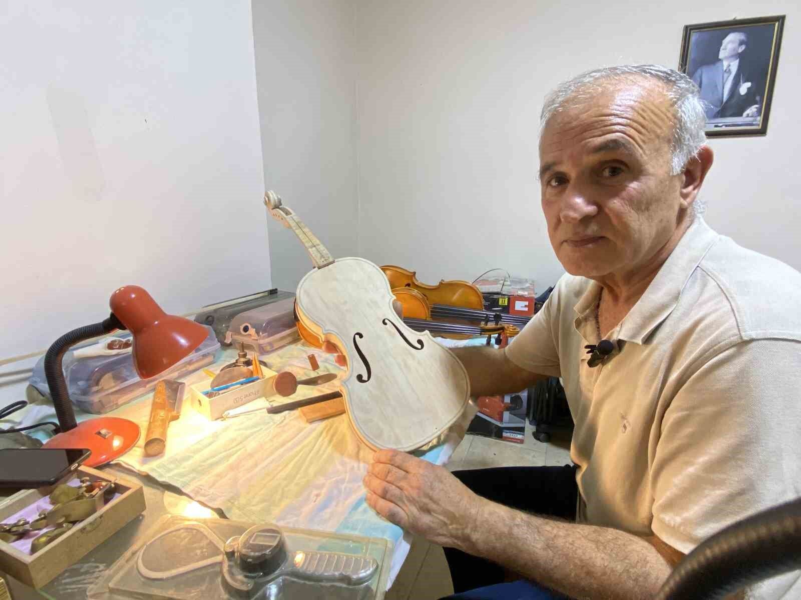 Annesinin altınlarını bozdurup aldığı keman, emekliliğinde mesleği oldu