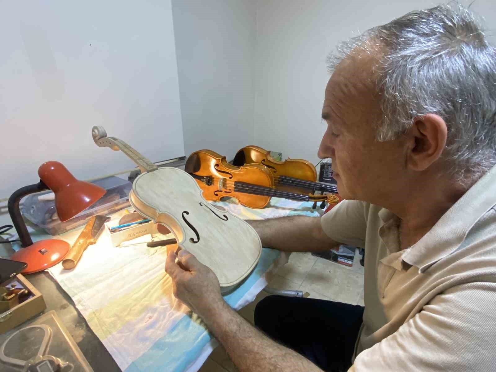 Annesinin altınlarını bozdurup aldığı keman, emekliliğinde mesleği oldu