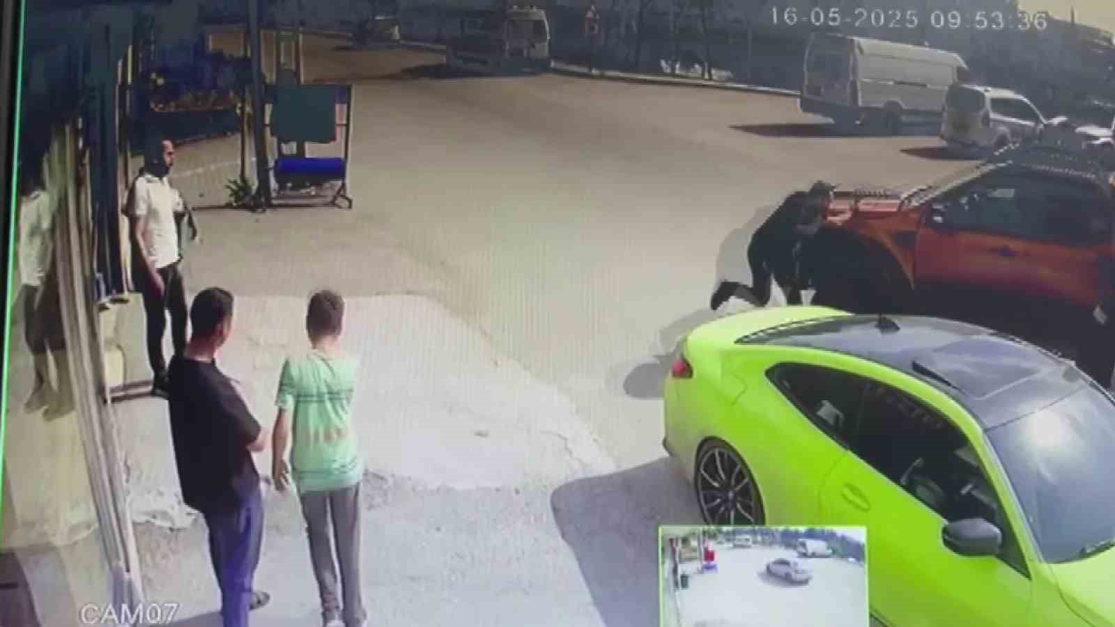 Adana’da şaka kazaya dönüştü: Kamyonetin çarpmasıyla ayağı kırıldı, telefonu bırakmadı