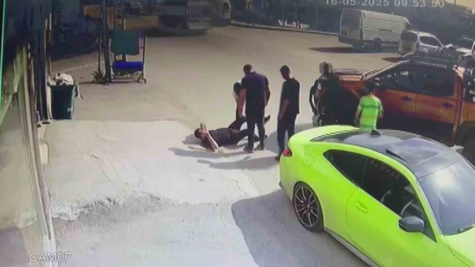 Adana’da şaka kazaya dönüştü: Kamyonetin çarpmasıyla ayağı kırıldı, telefonu bırakmadı