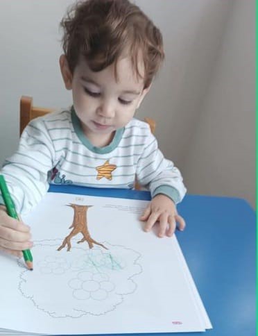 Gaziosmanpaşa’da feci kaza kamerada: 5 yaşındaki çocuk, abisinin indiği öğrenci servisinin altında kaldı