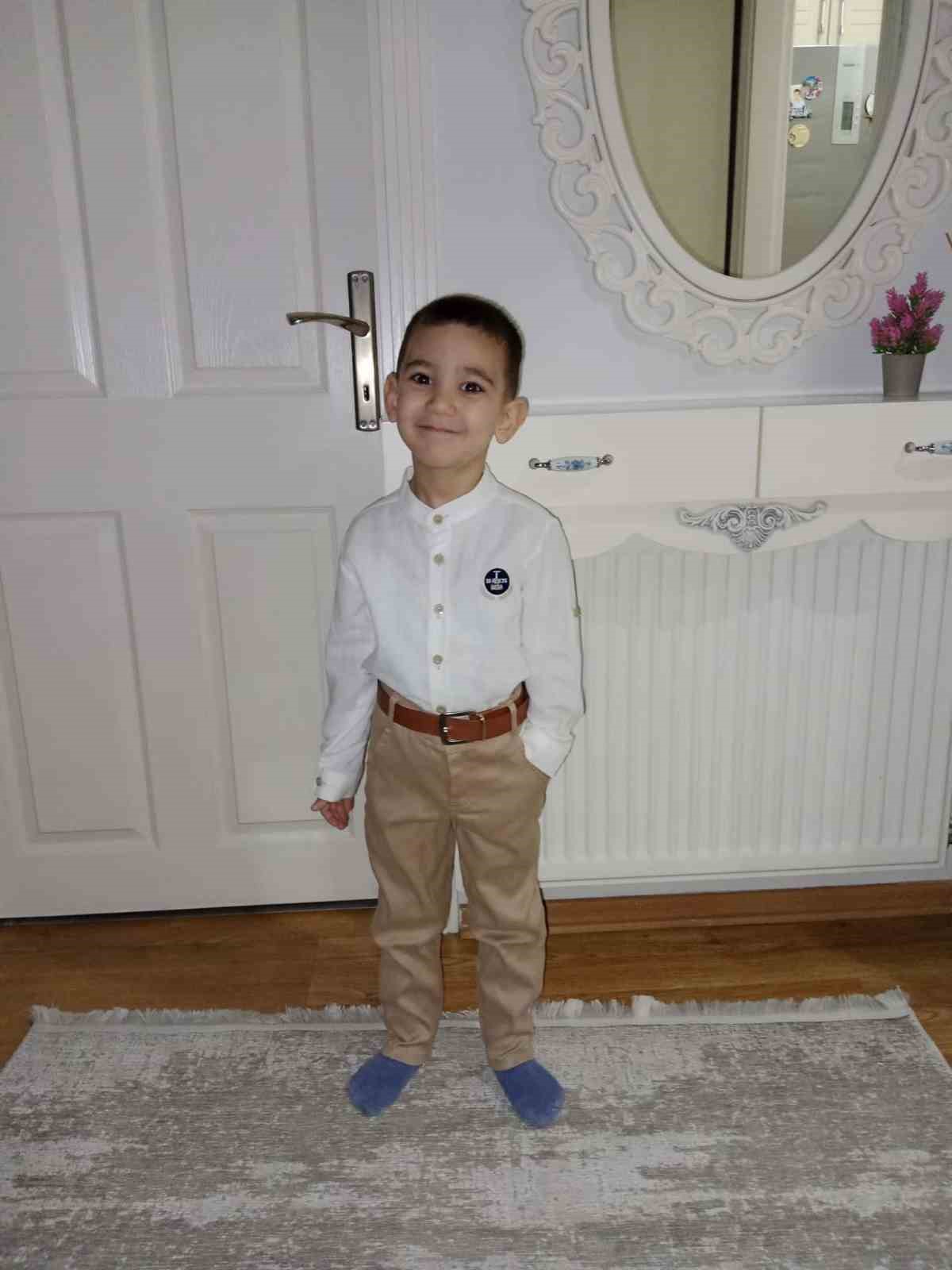 Gaziosmanpaşa’da feci kaza kamerada: 5 yaşındaki çocuk, abisinin indiği öğrenci servisinin altında kaldı