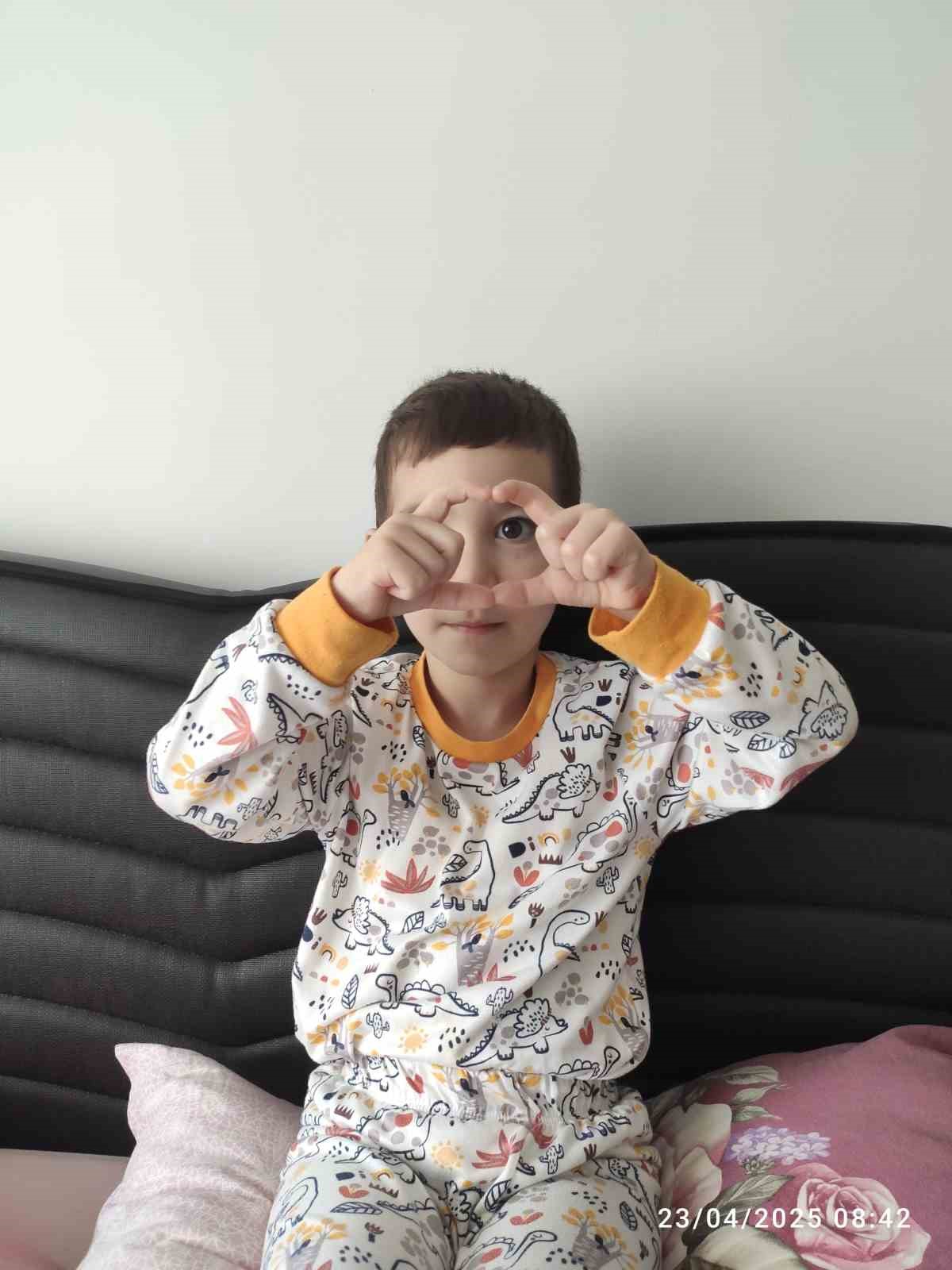 Gaziosmanpaşa’da feci kaza kamerada: 5 yaşındaki çocuk, abisinin indiği öğrenci servisinin altında kaldı