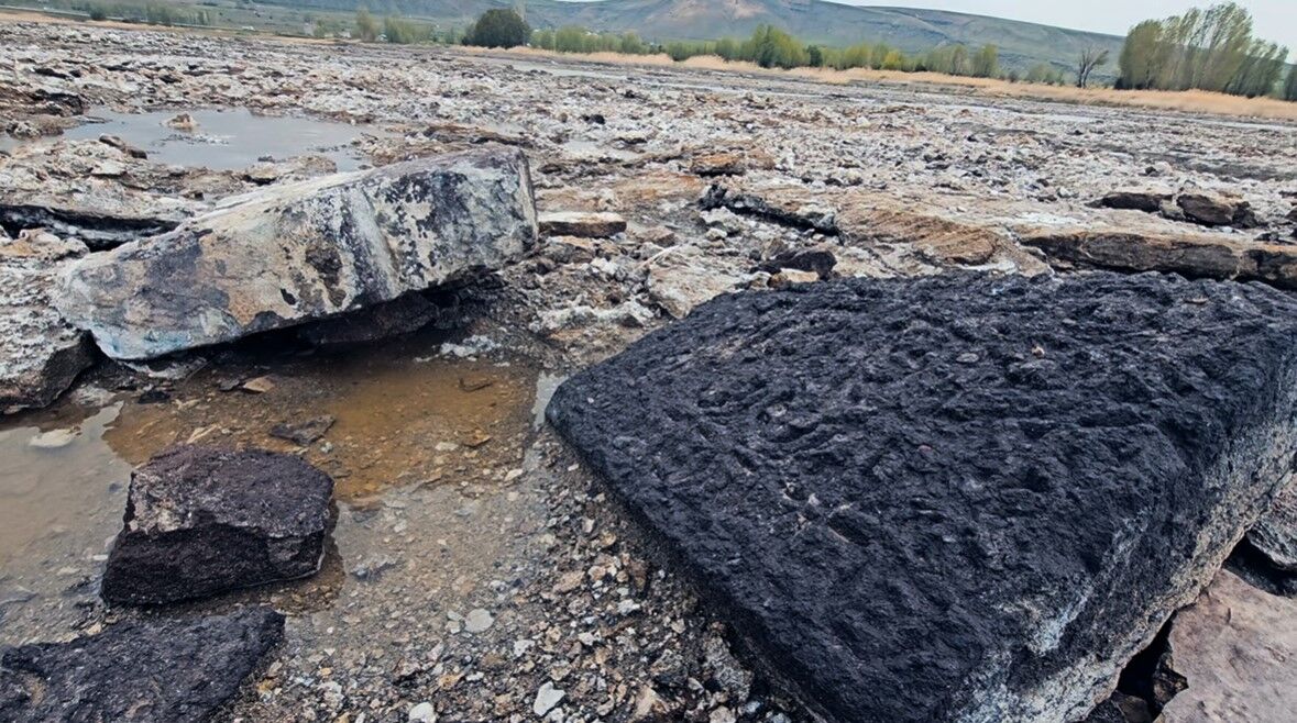 Van Gölü’ndeki tarihi mezarlar definecilerin hedefi oldu