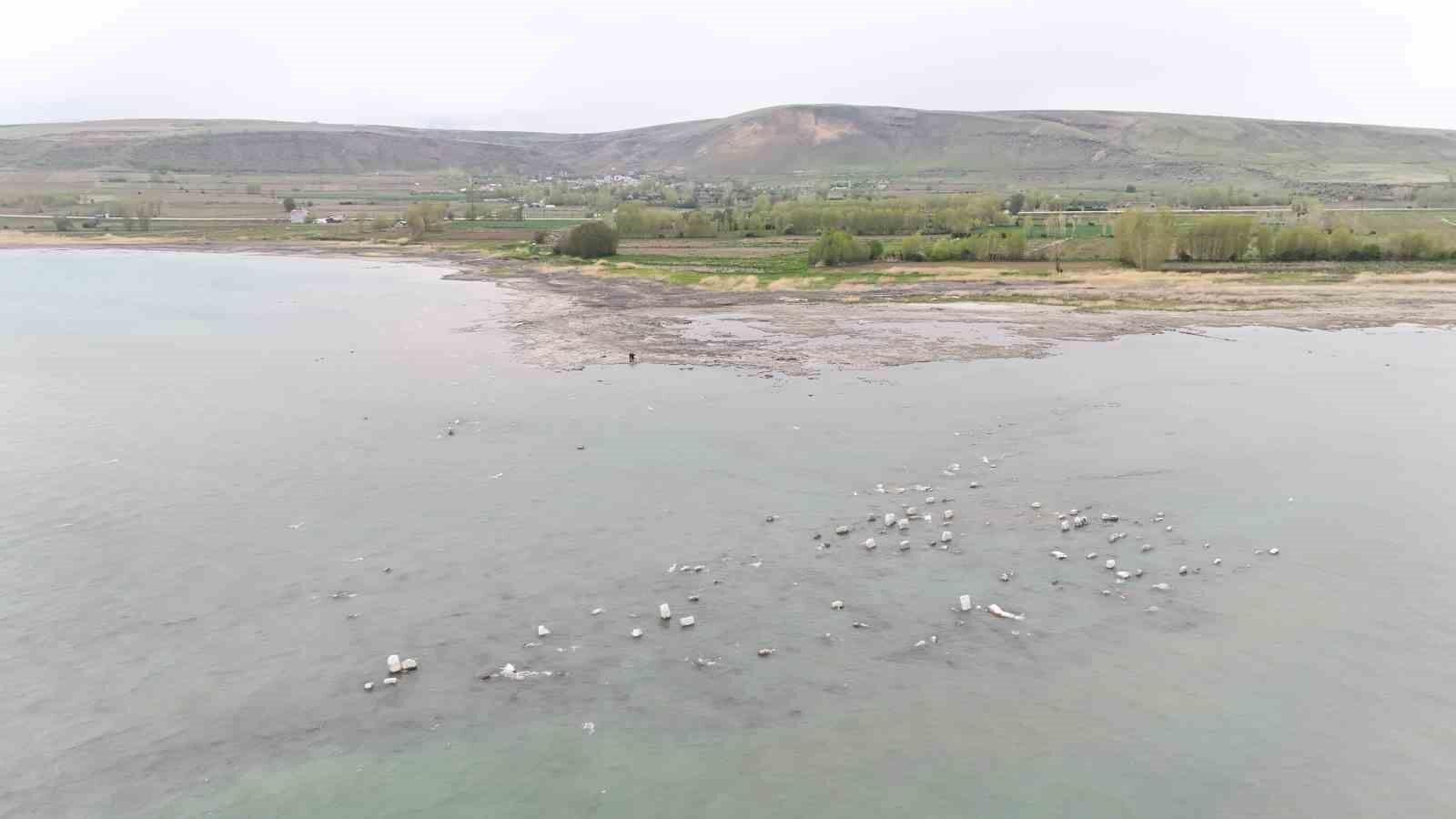 Van Gölü’ndeki tarihi mezarlar definecilerin hedefi oldu