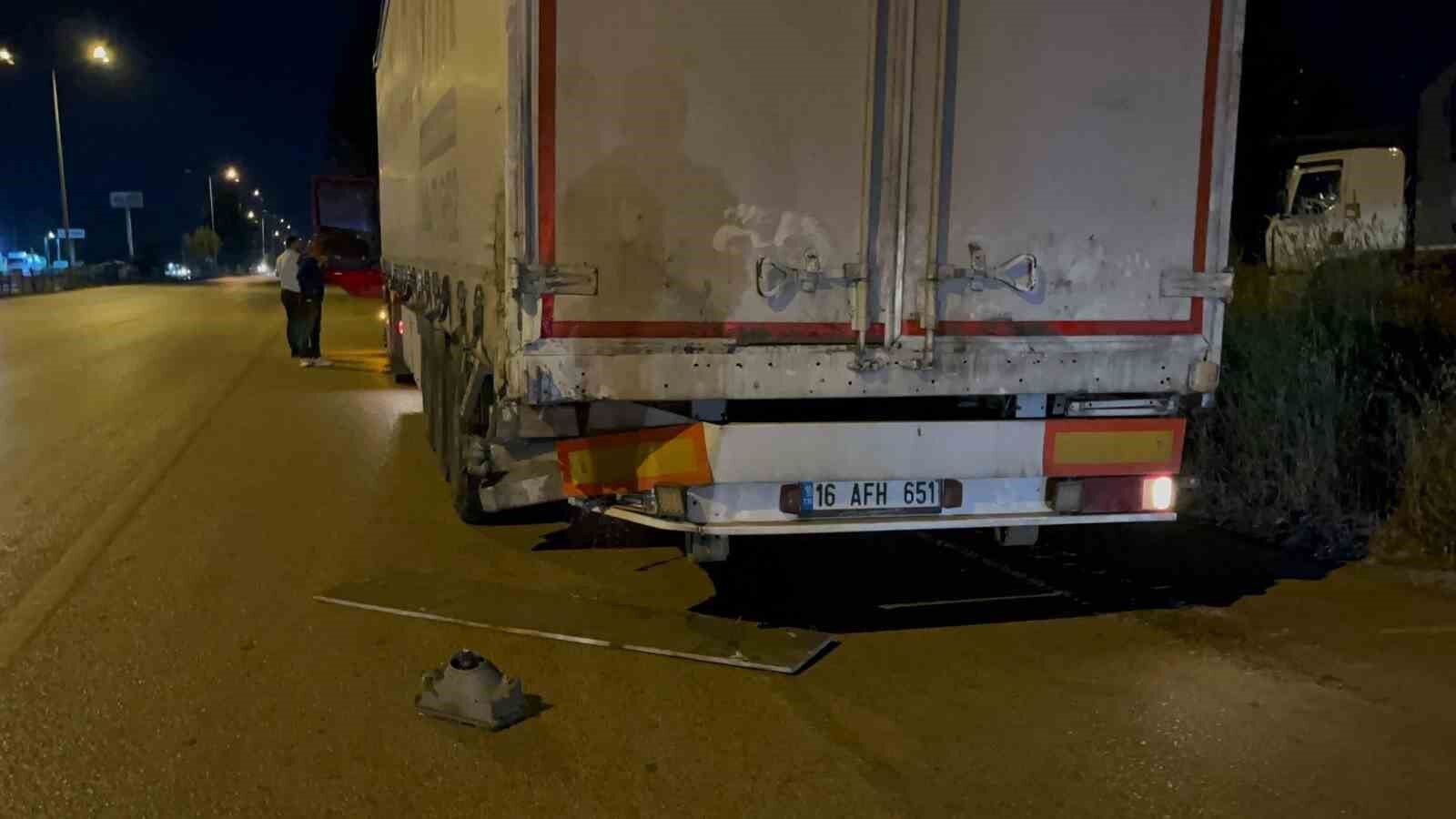 Kontrolden çıkan otomobil önce tıra sonra bariyerlere çarptı: 1 ağır yaralı