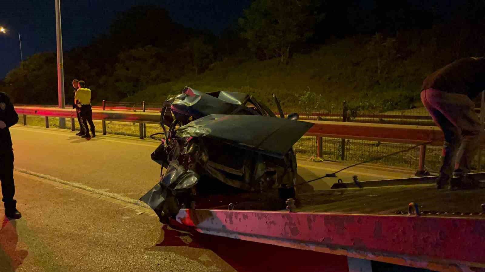 Kontrolden çıkan otomobil önce tıra sonra bariyerlere çarptı: 1 ağır yaralı