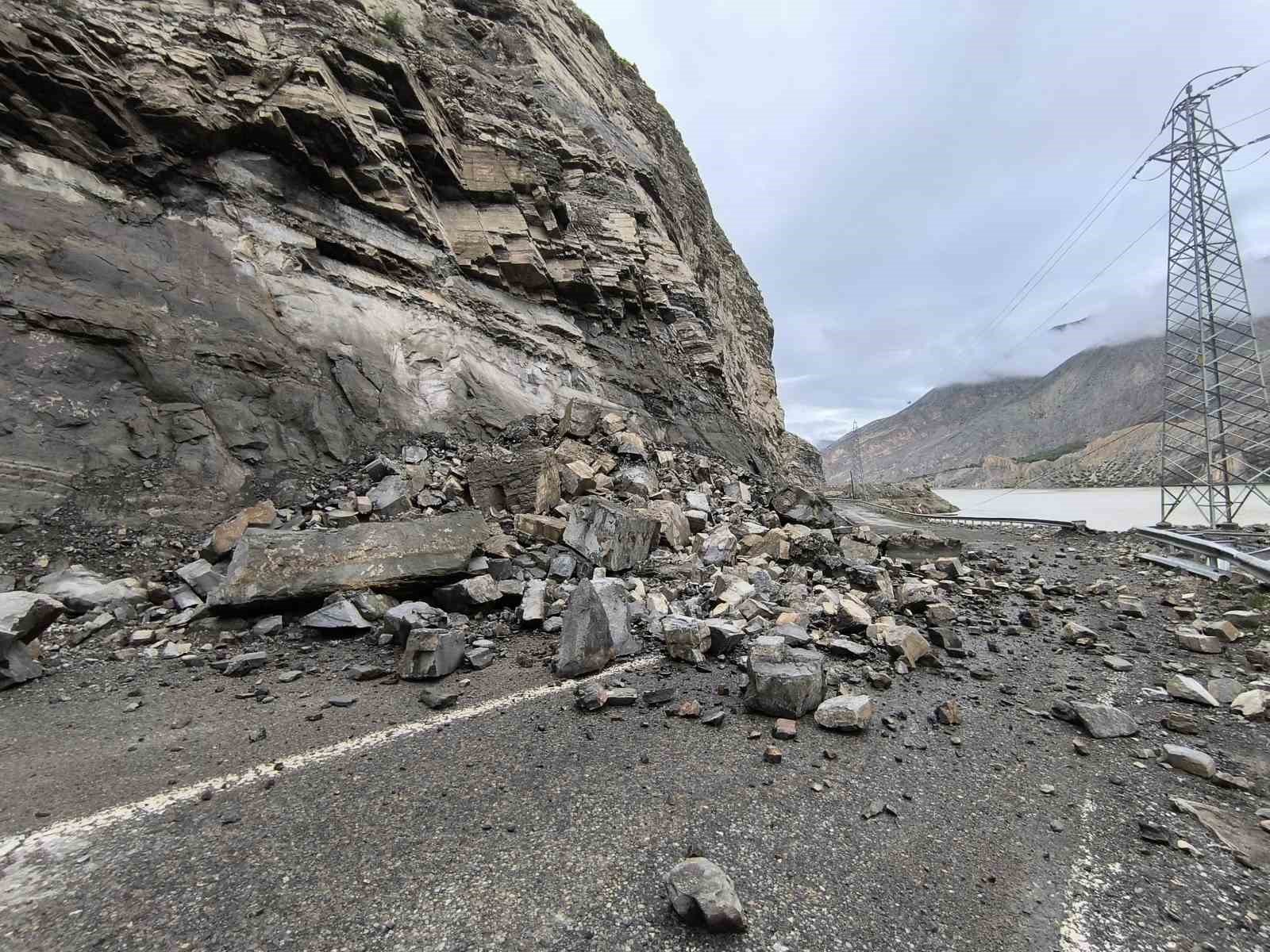 Erzurum-Artvin kara yolunda heyelan