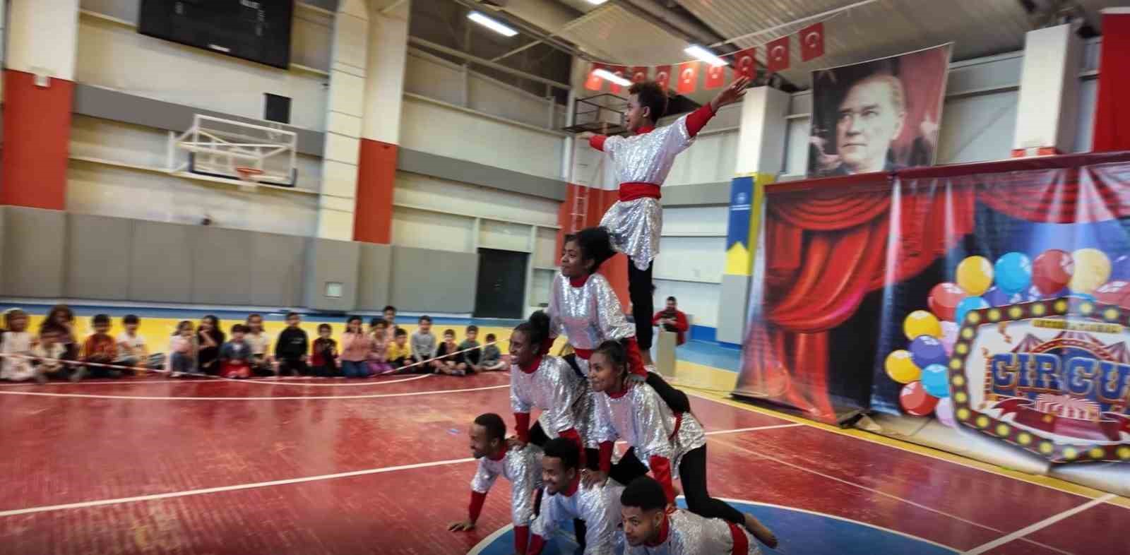 Madagaskar sirki Erciş’te nefes kesti