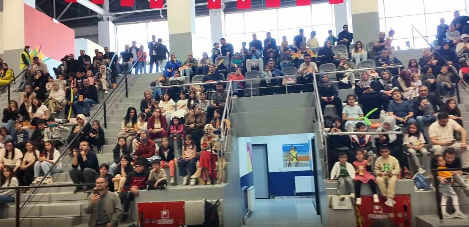 Madagaskar sirki Erciş’te nefes kesti