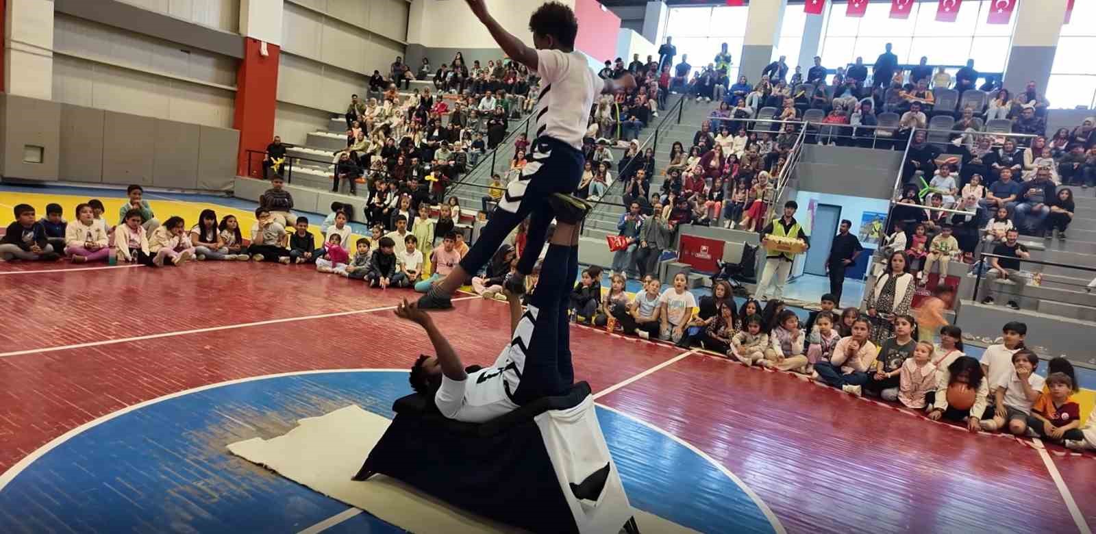 Madagaskar sirki Erciş’te nefes kesti