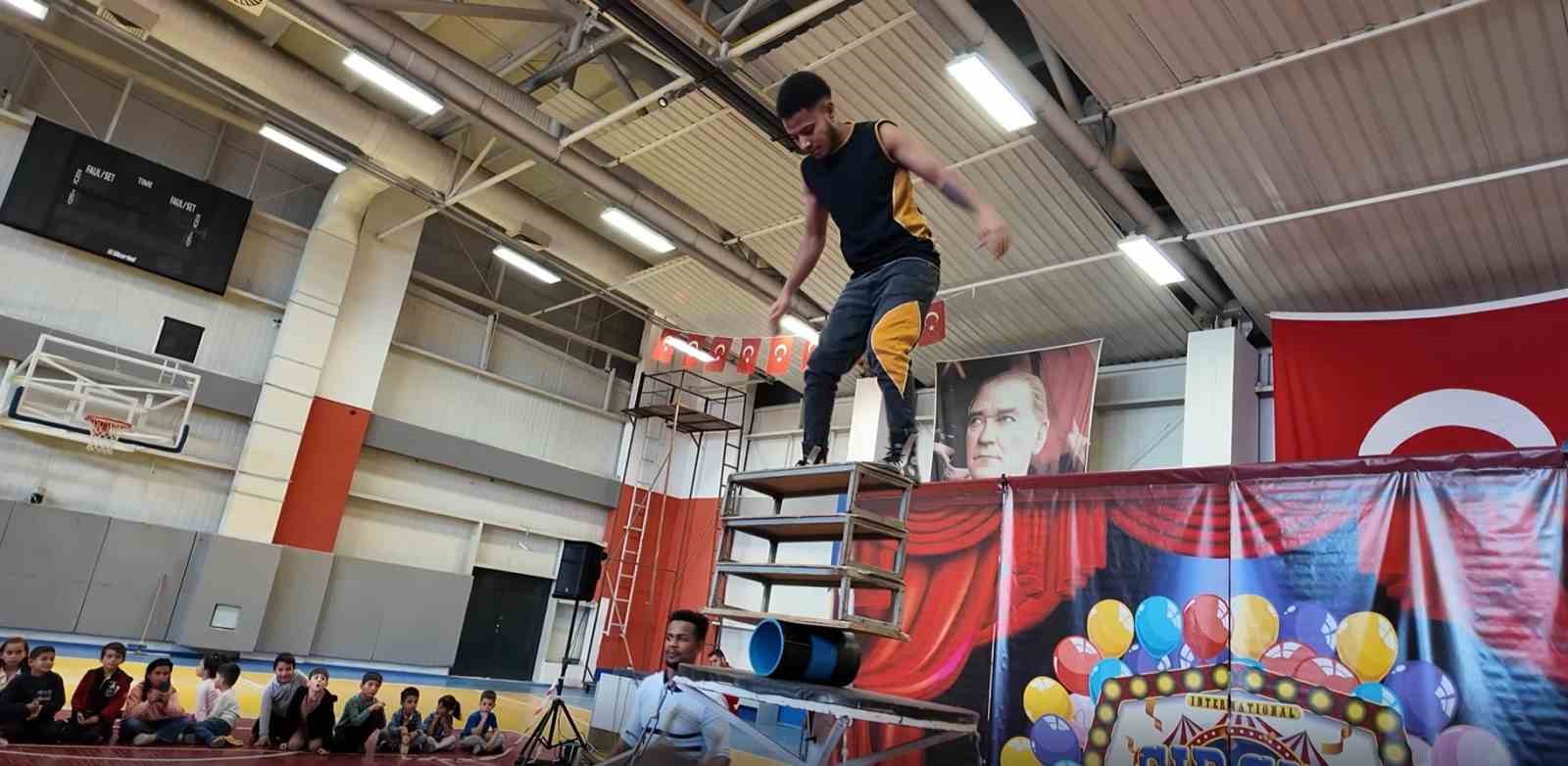 Madagaskar sirki Erciş’te nefes kesti