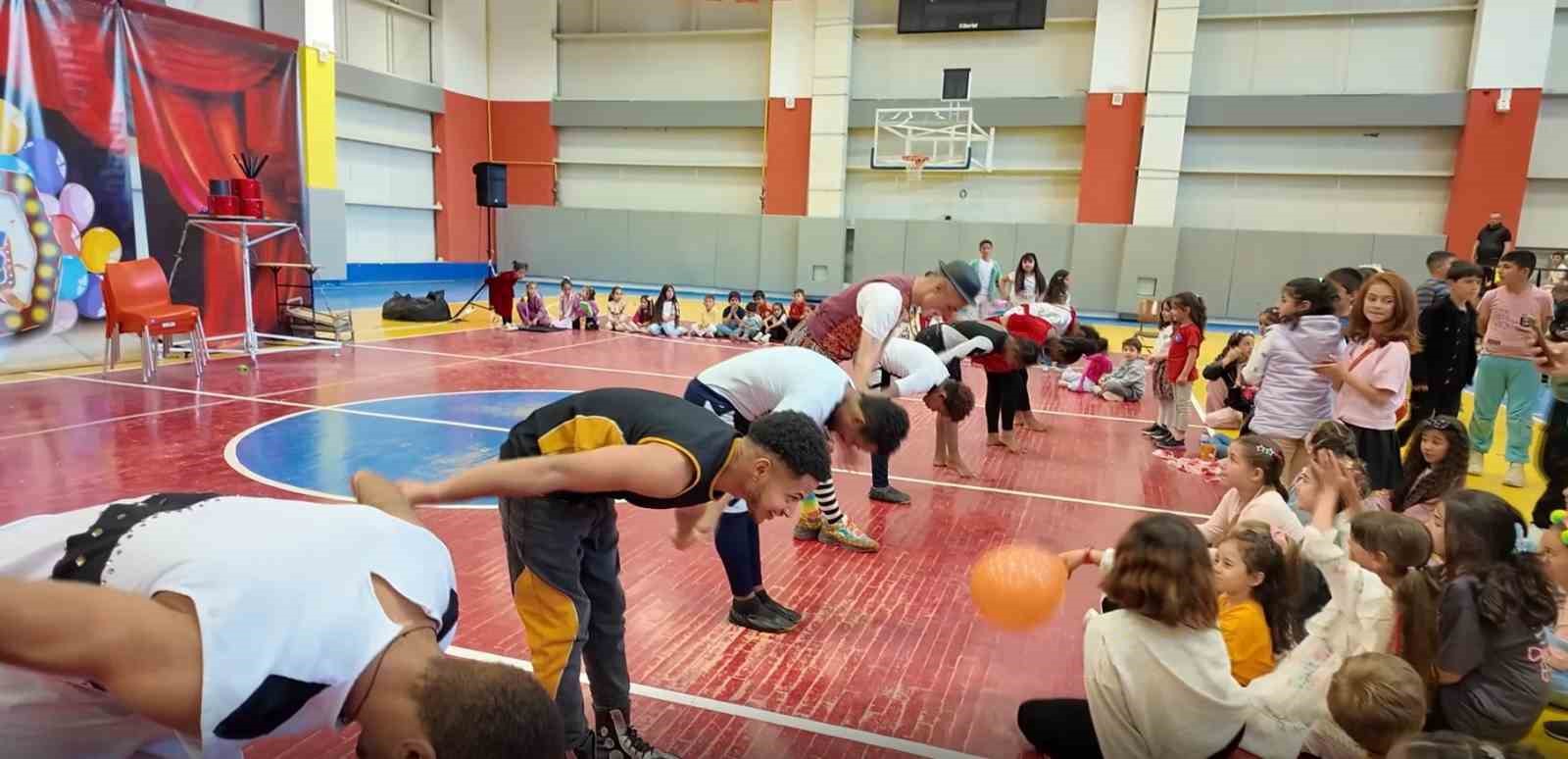 Madagaskar sirki Erciş’te nefes kesti