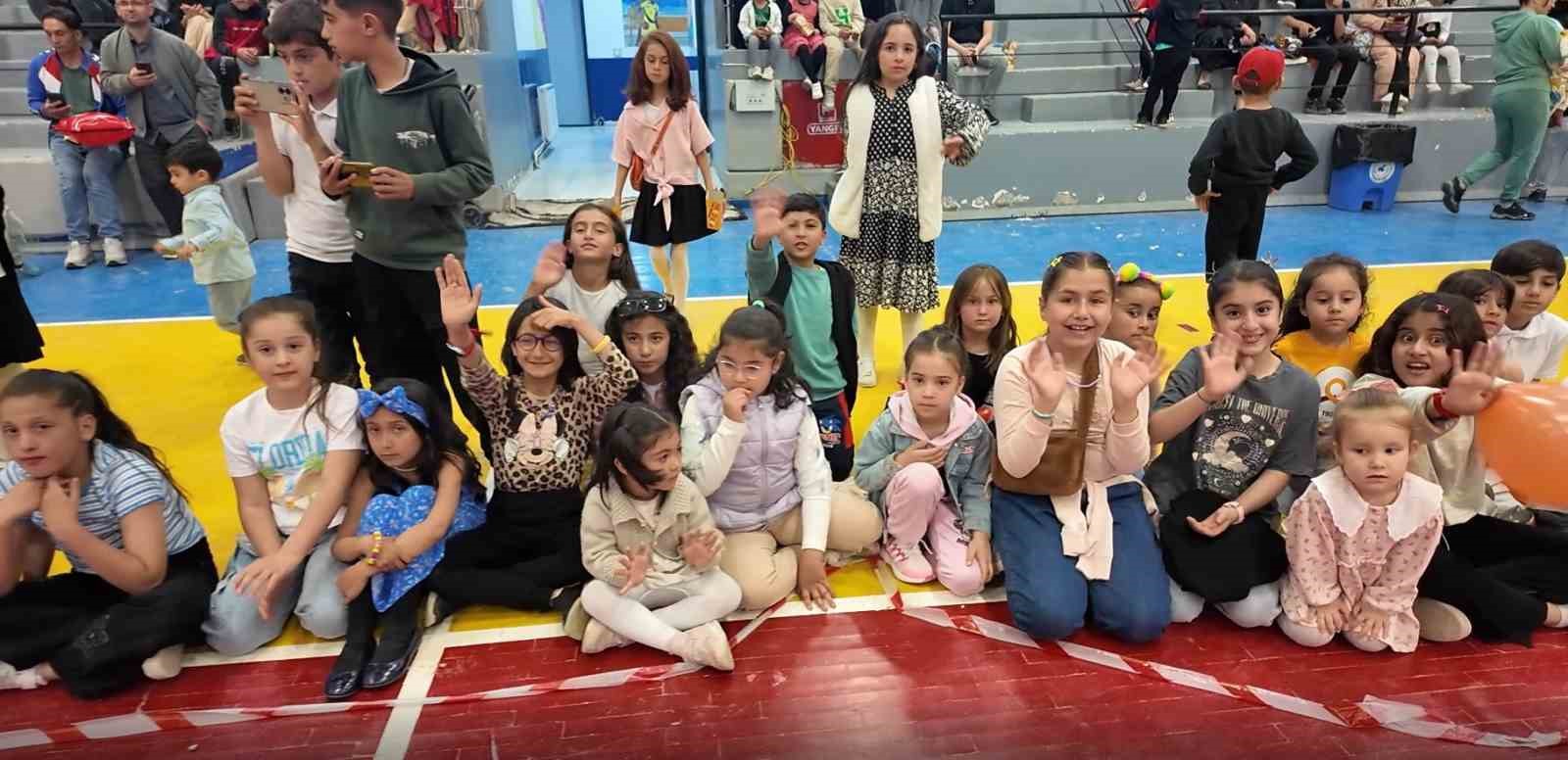 Madagaskar sirki Erciş’te nefes kesti