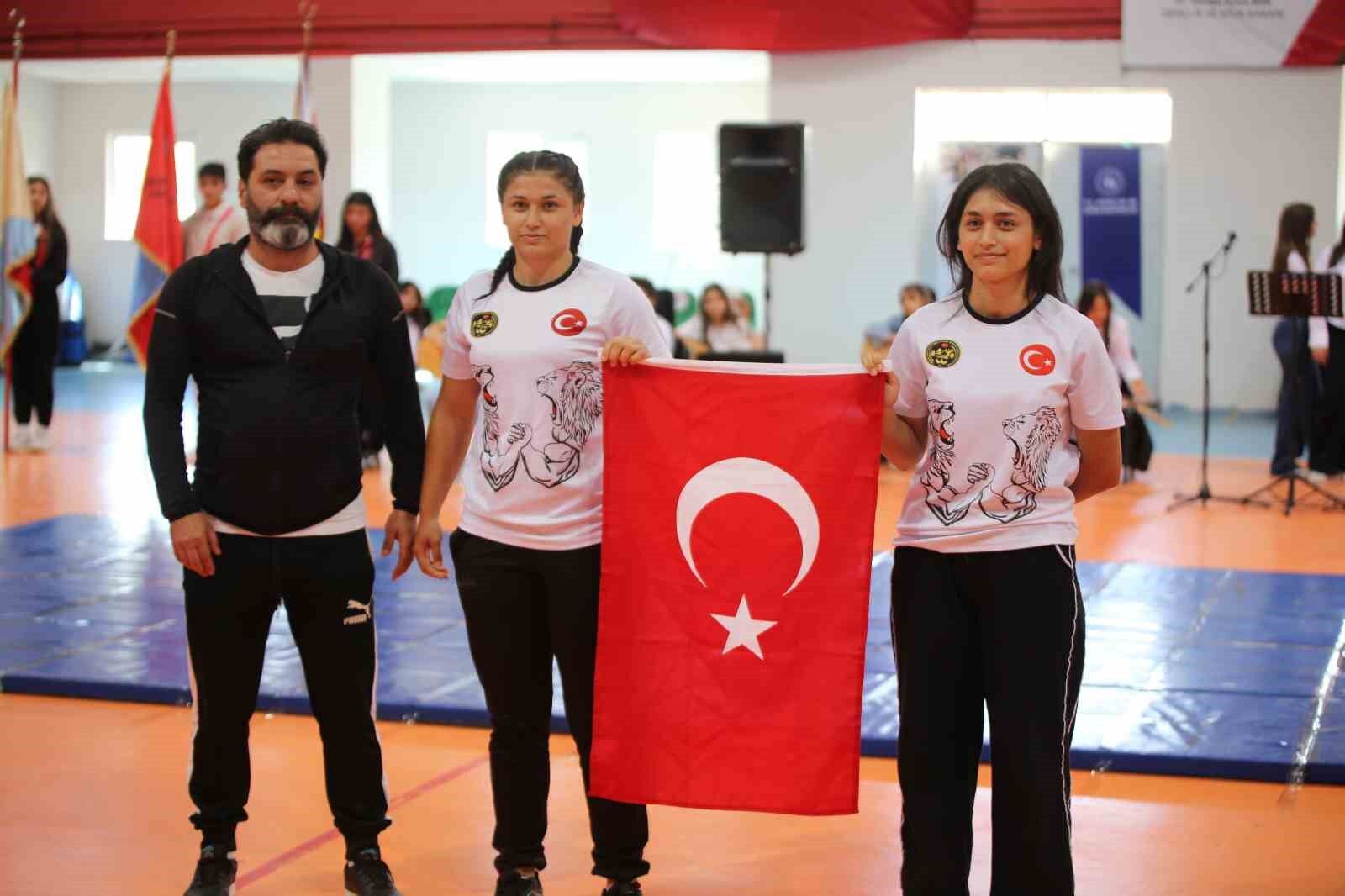 Bileği bükülmeyen kardeşler: Rukiye ve Ayşenur