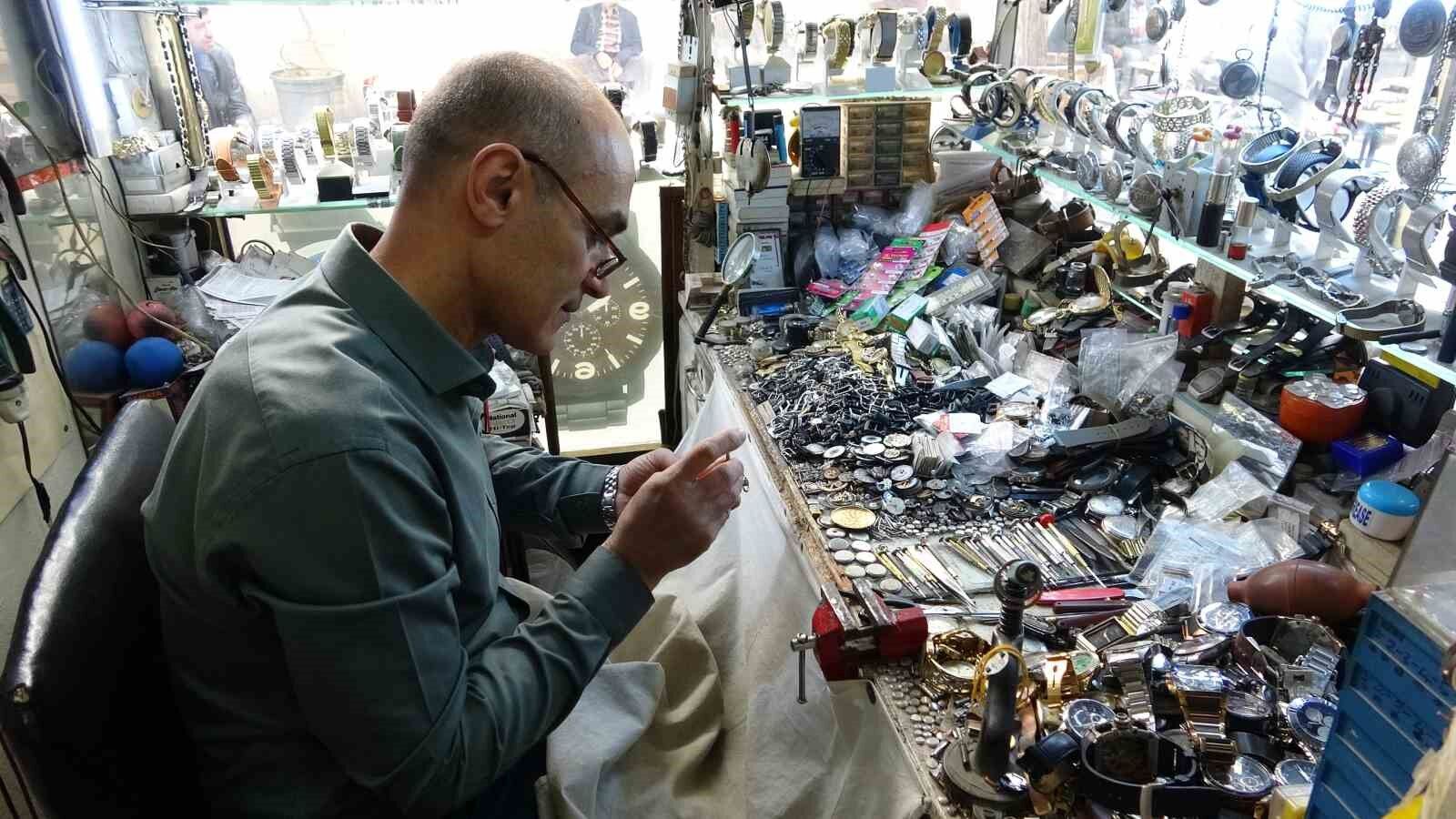 Asırlık saatler Vanlı ustanın elinde yeniden hayat buluyor