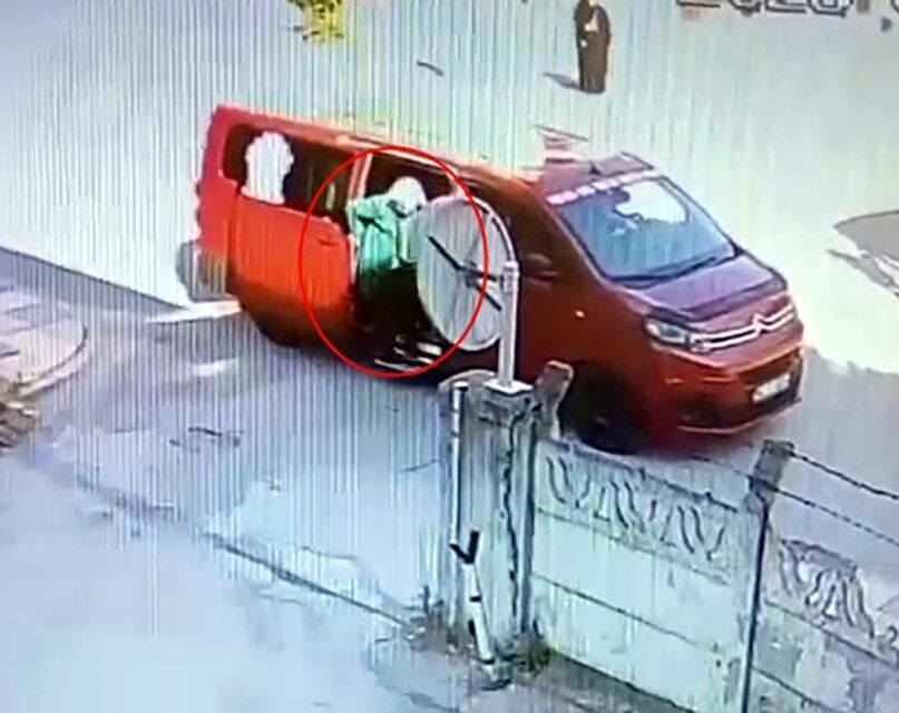 Dolmuştan inmek istedi, araç hareket edince sürüklendi