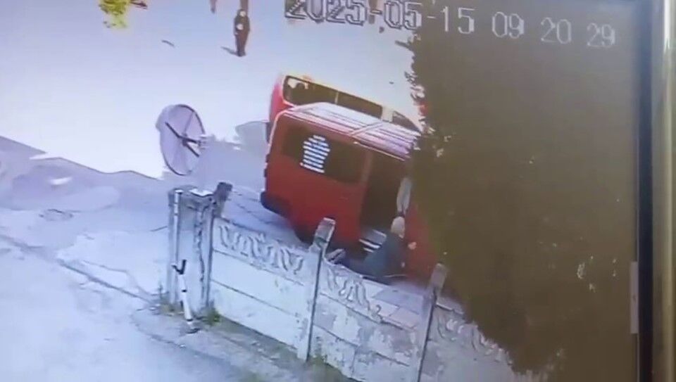 Dolmuştan inmek istedi, araç hareket edince sürüklendi