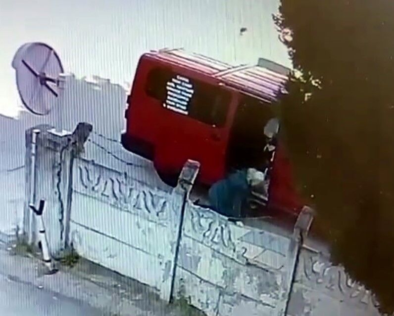 Dolmuştan inmek istedi, araç hareket edince sürüklendi