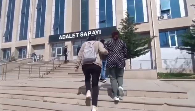 Düzensiz göçmenler otomobil bagajında yakalandı