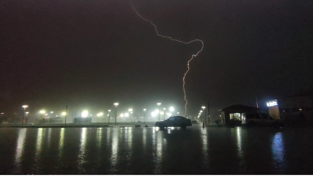 Van’da şimşekler geceyi aydınlattı