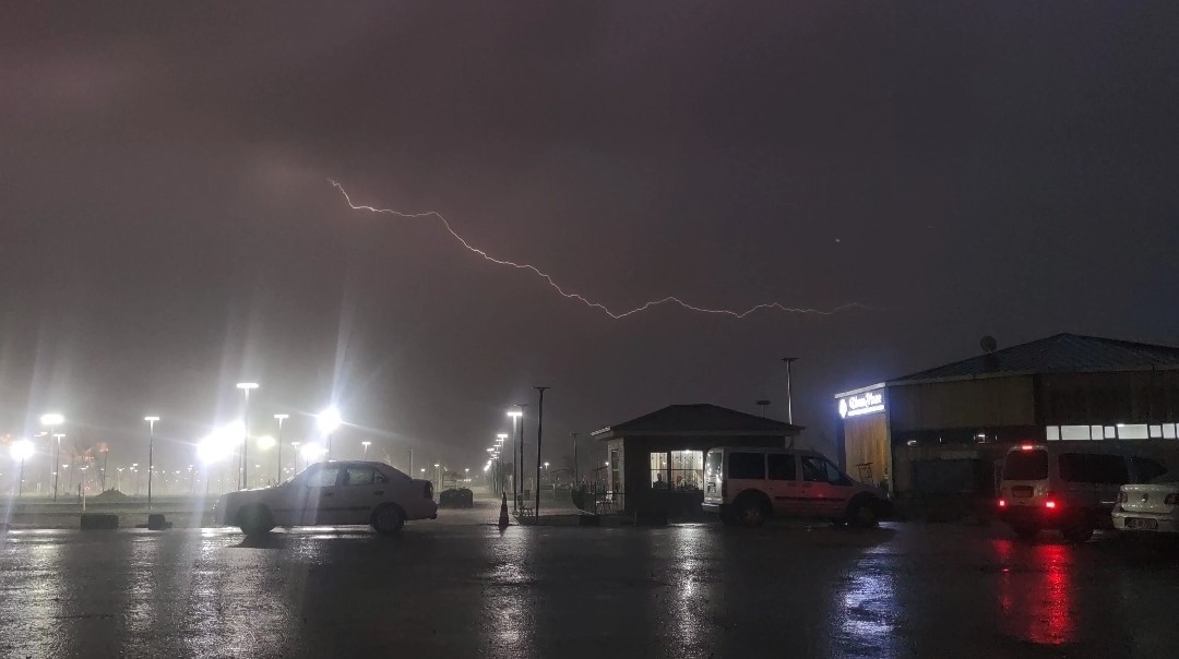 Van’da şimşekler geceyi aydınlattı