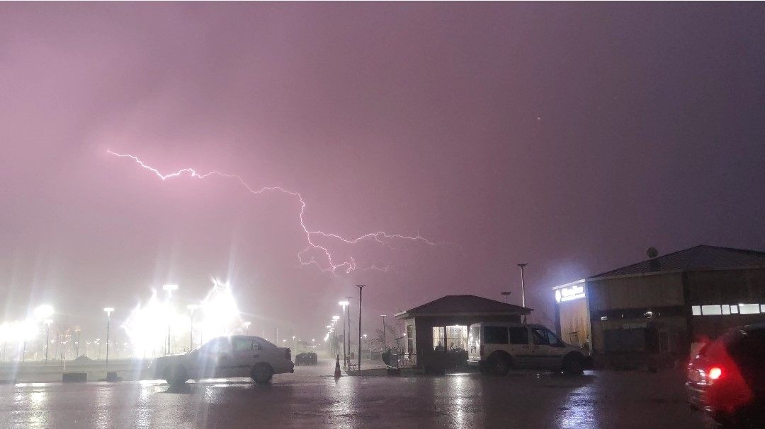 Van’da şimşekler geceyi aydınlattı