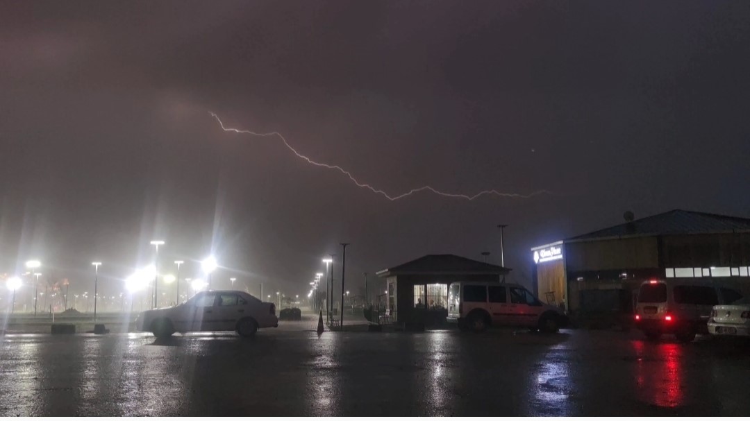 Van’da şimşekler geceyi aydınlattı