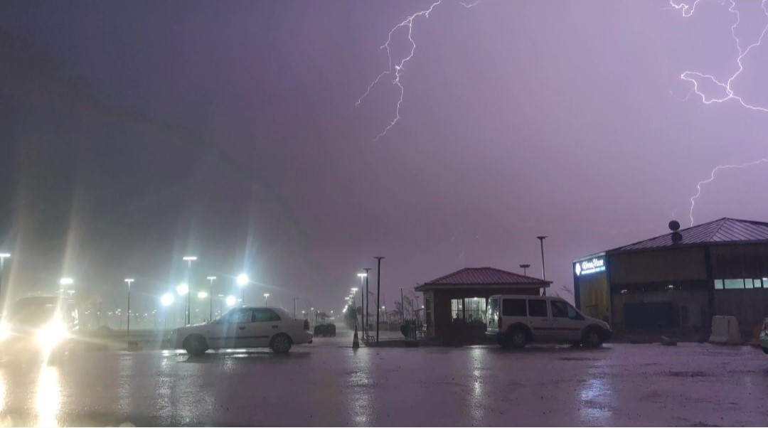 Van’da şimşekler geceyi aydınlattı