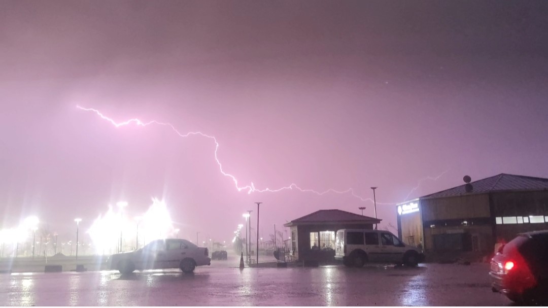 Van’da şimşekler geceyi aydınlattı