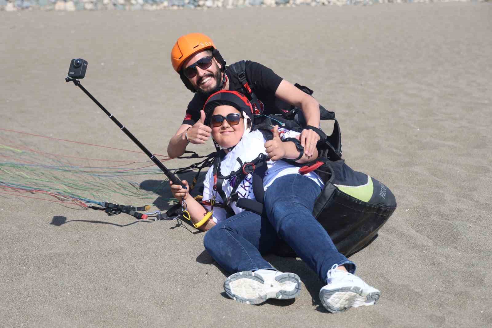 İlk kez paraşütle uçmanın keyfini yaşayan depremzede çocuklar, metrelerce yüksekte kitap okudular