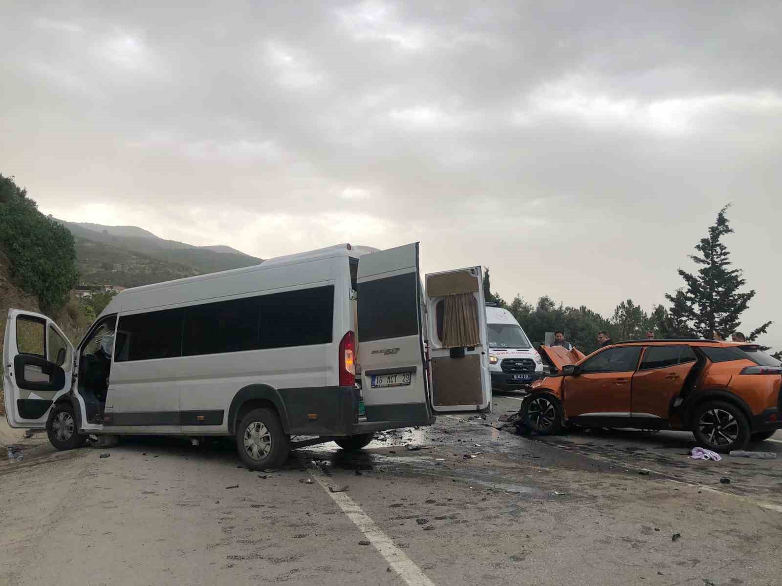 Bursa’da feci kaza: Kazayı bırakıp birbirlerine girdiler