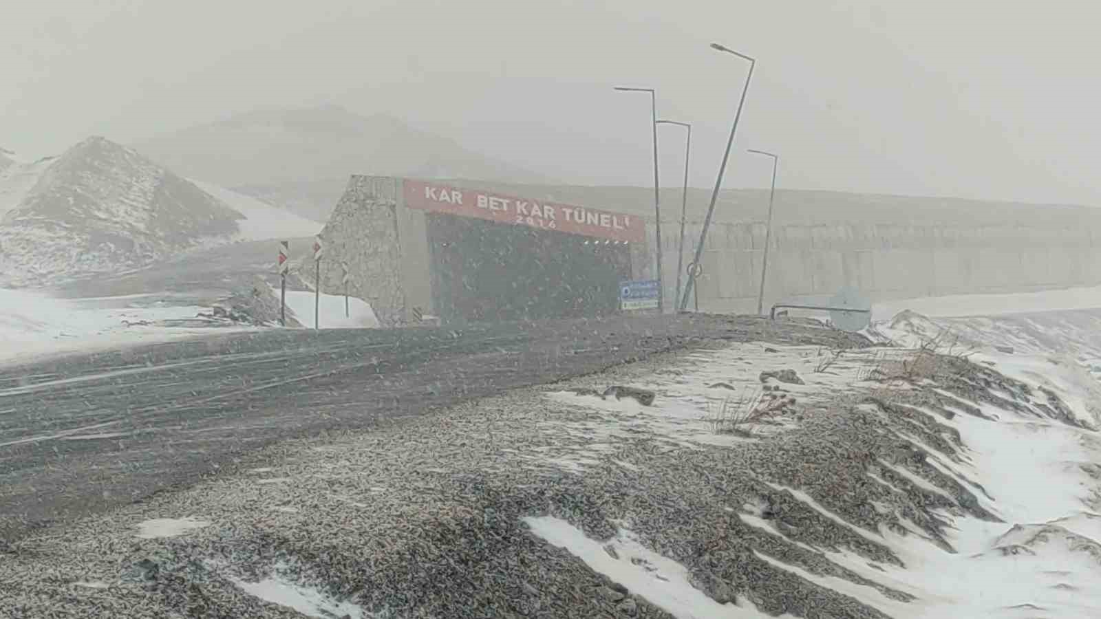 Karabet Geçidi’nde lapa lapa kar yağdı