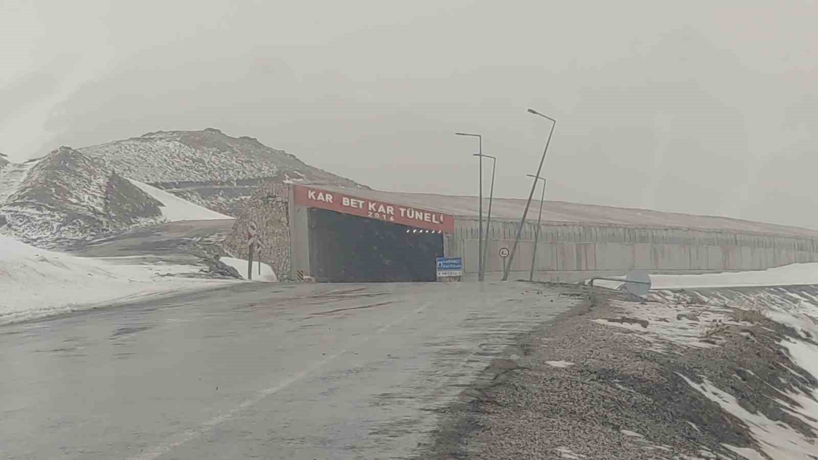 Karabet Geçidi’nde lapa lapa kar yağdı