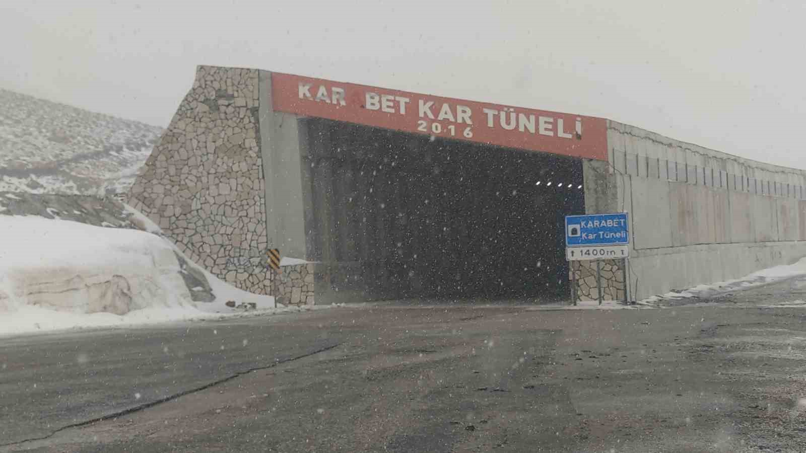 Karabet Geçidi’nde lapa lapa kar yağdı