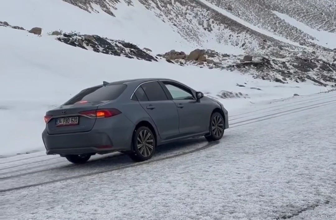 Karabet Geçidi’nde lapa lapa kar yağdı