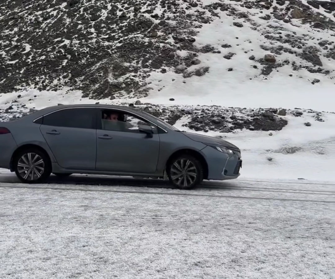 Karabet Geçidi’nde lapa lapa kar yağdı