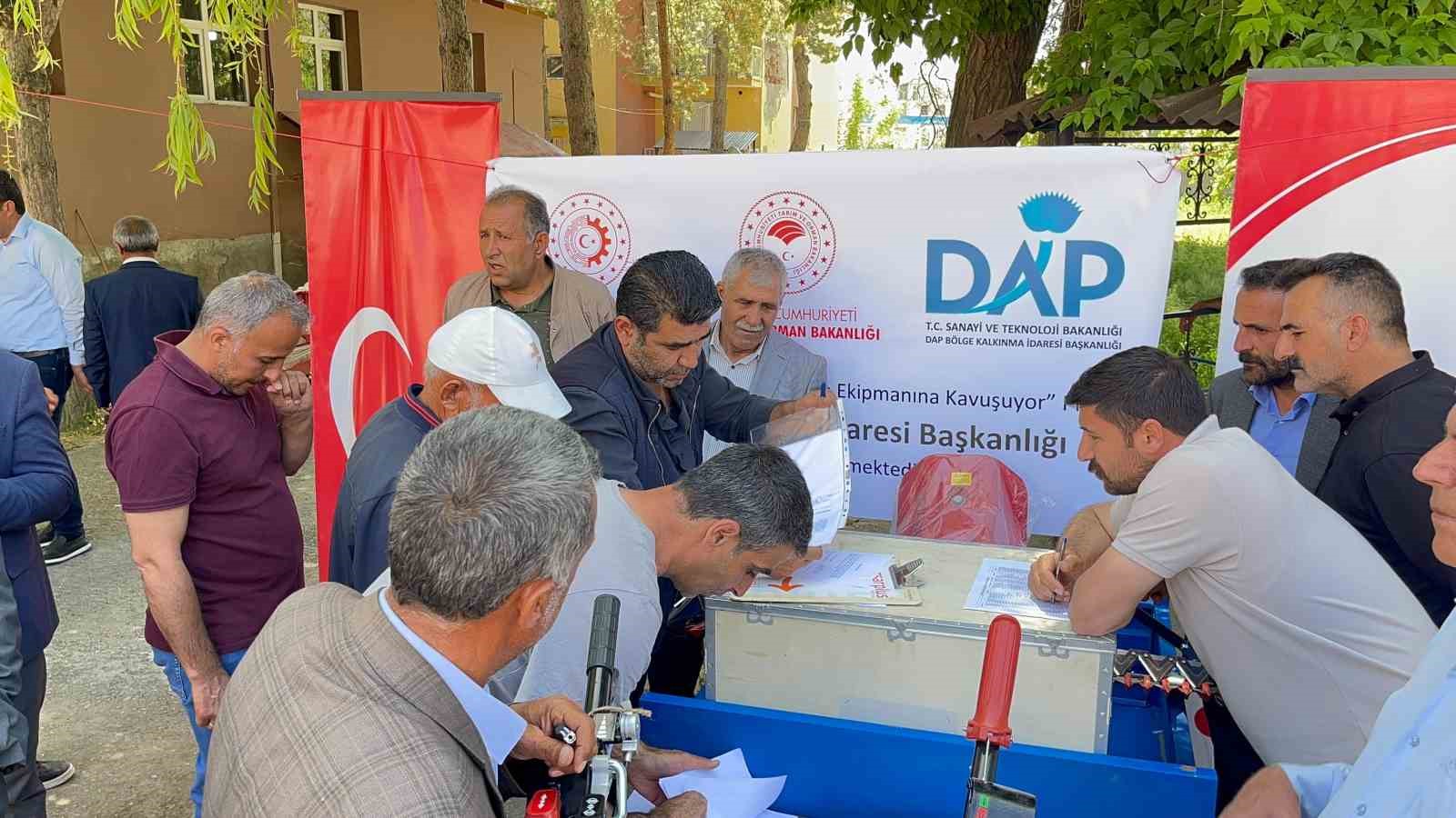 Muradiye’de DAP destekli tarım aletleri çiftçilere dağıtıldı