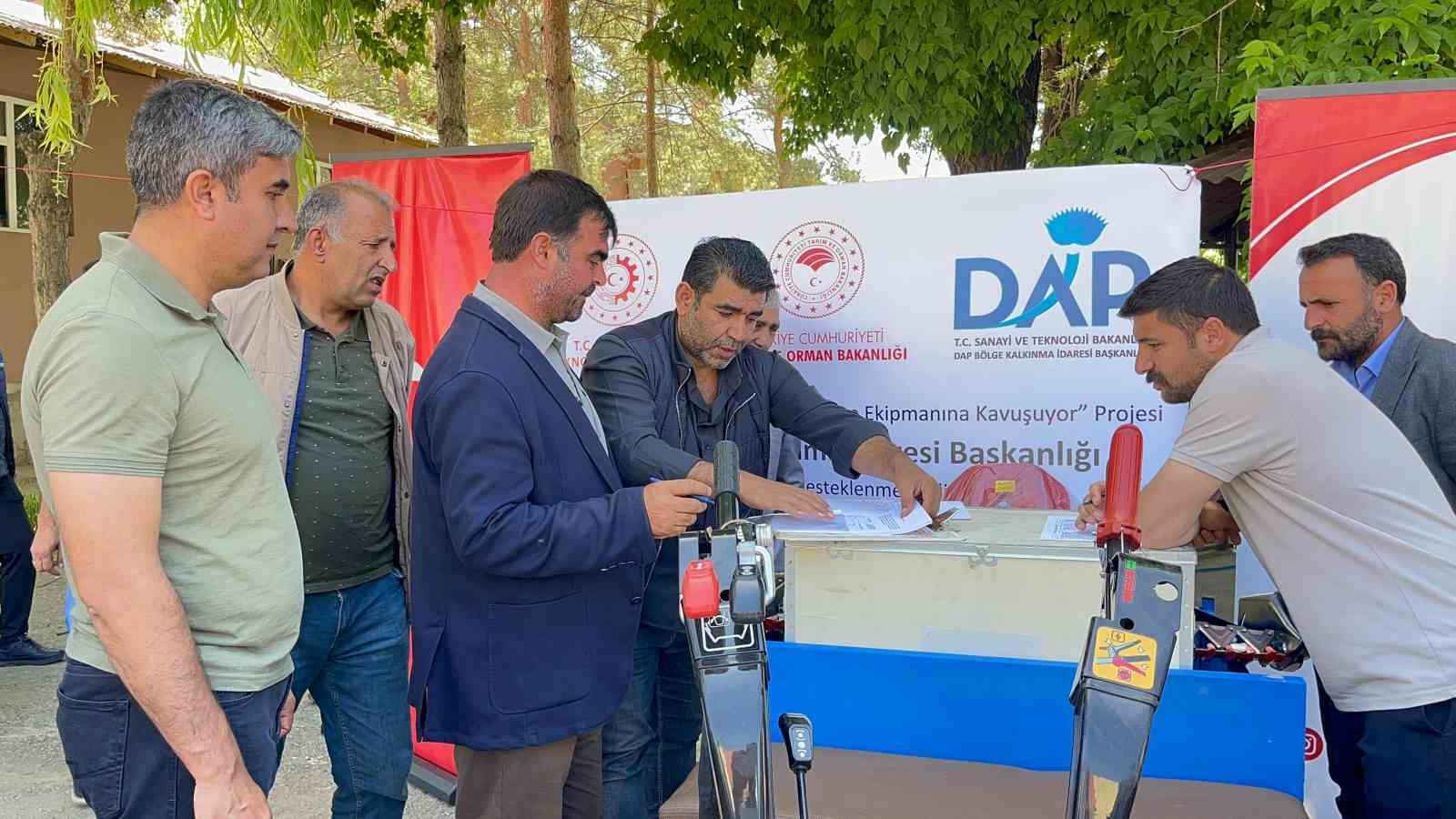 Muradiye’de DAP destekli tarım aletleri çiftçilere dağıtıldı