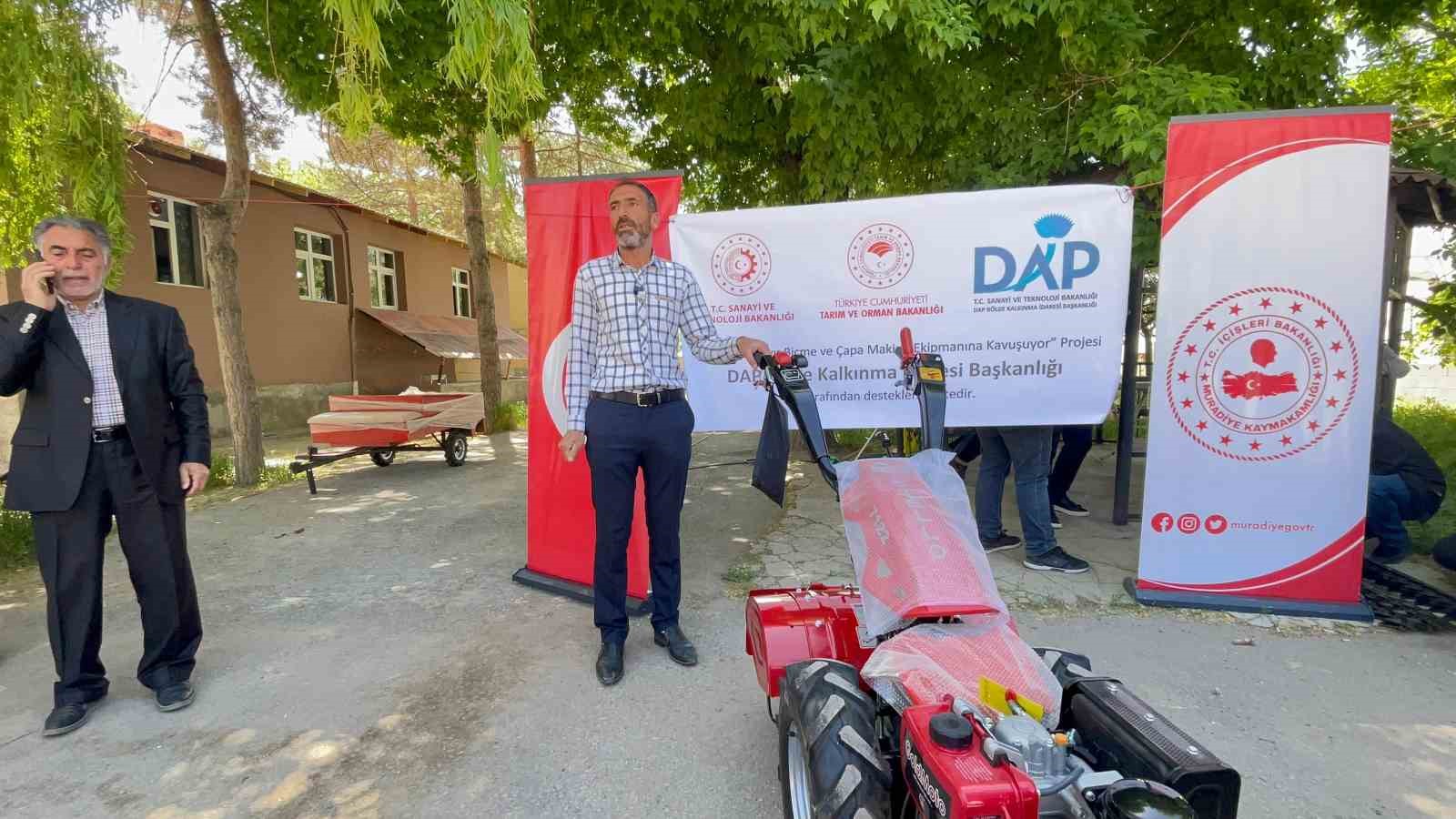 Muradiye’de DAP destekli tarım aletleri çiftçilere dağıtıldı