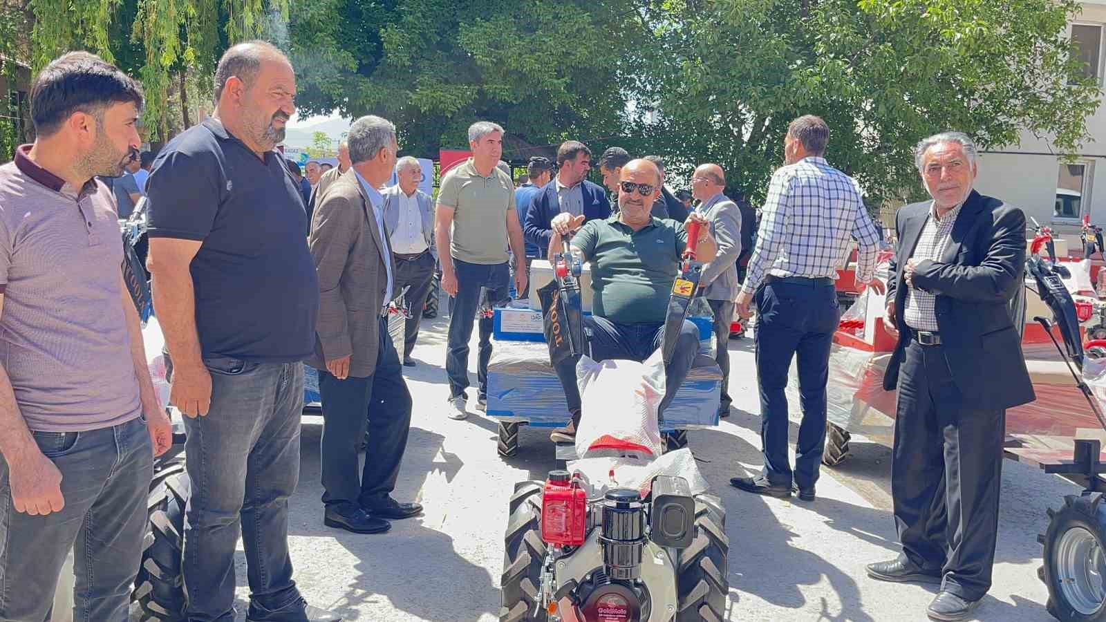 Muradiye’de DAP destekli tarım aletleri çiftçilere dağıtıldı