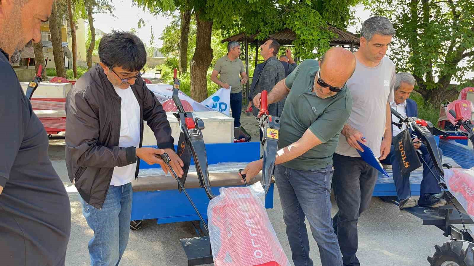 Muradiye’de DAP destekli tarım aletleri çiftçilere dağıtıldı