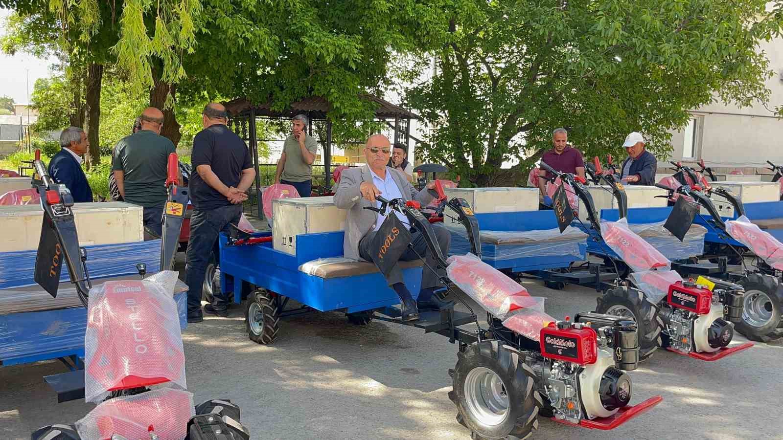 Muradiye’de DAP destekli tarım aletleri çiftçilere dağıtıldı