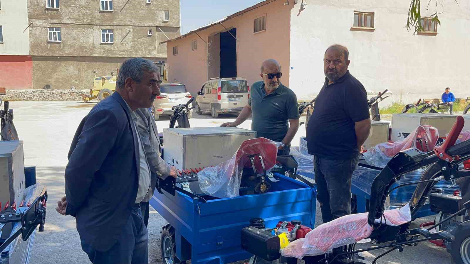 Muradiye’de DAP destekli tarım aletleri çiftçilere dağıtıldı