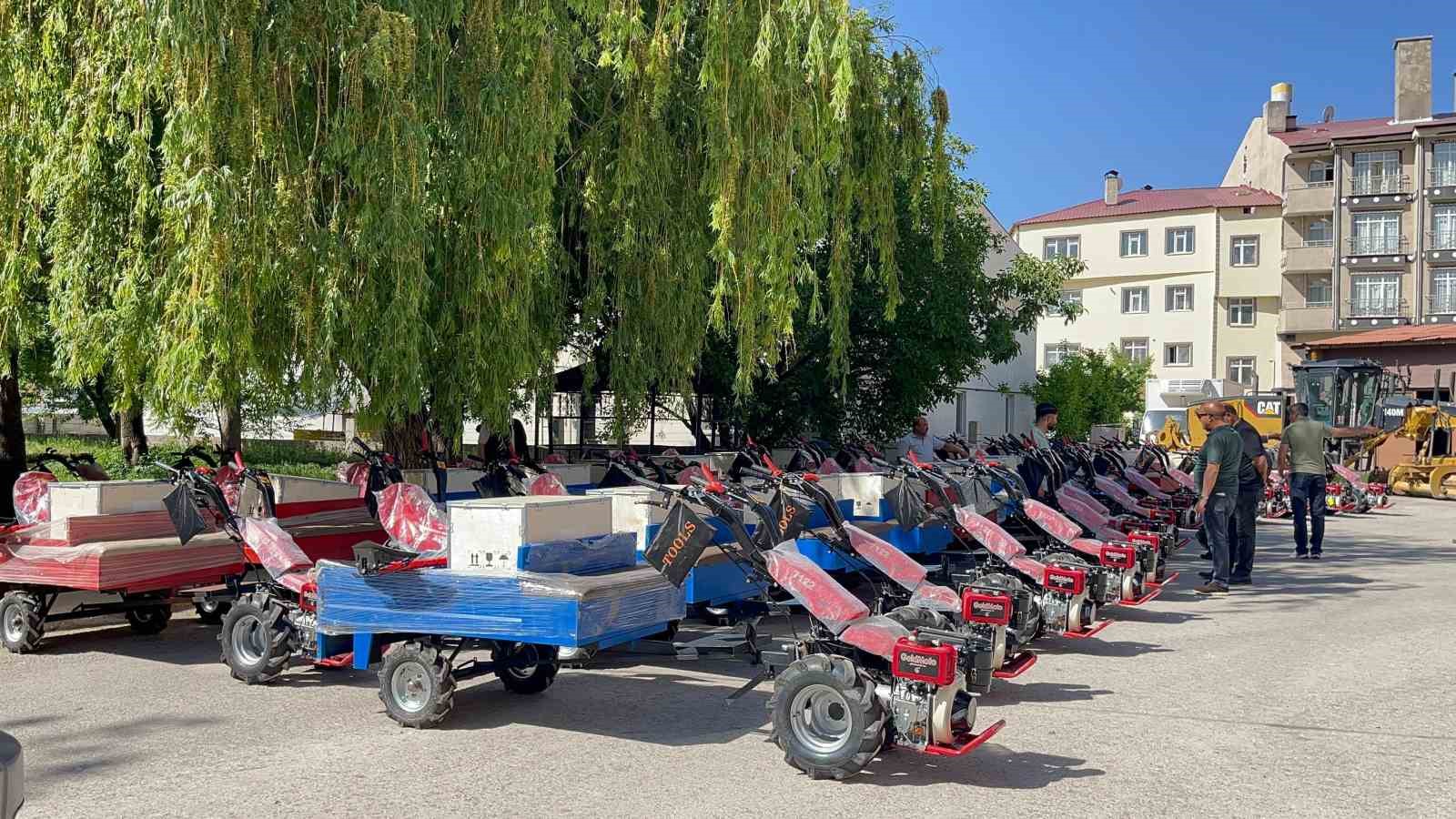 Muradiye’de DAP destekli tarım aletleri çiftçilere dağıtıldı